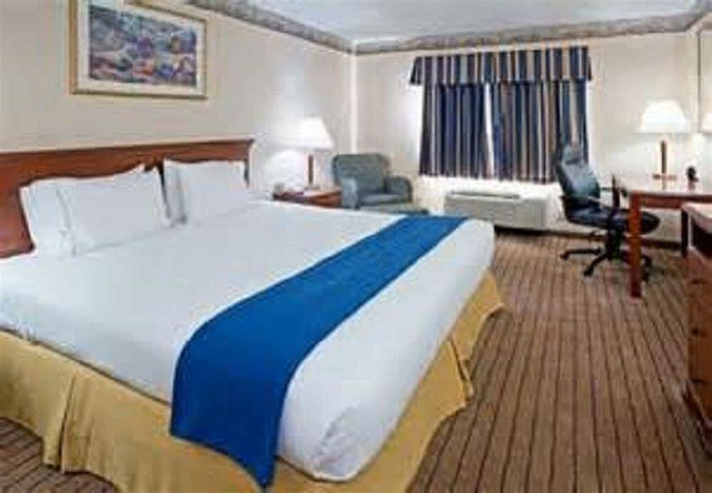 Holiday Inn Express & Suites San Antonio Brooks City Base, An Ihg Hotel Dış mekan fotoğraf
